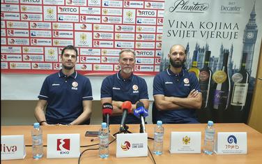 Miloš Ćulafić, Veljko Bašić i Vojin Ćaćić na današnjoj konferenciji za novinare (Foto: OSCG)