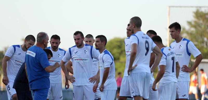 Trener Sutjeske Rakojević i fudbaleri tokom današnjeg meča sa Zetom