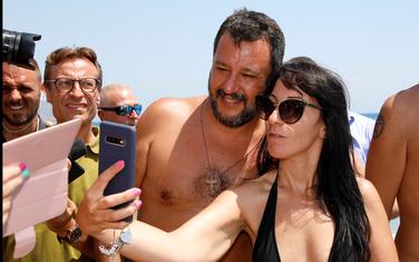 Mateo Salvini sa građanima na plaži