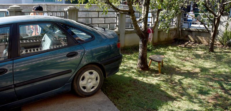 Dvorište službenika Kazneno popravnog doma u kome je aktivirana naprava