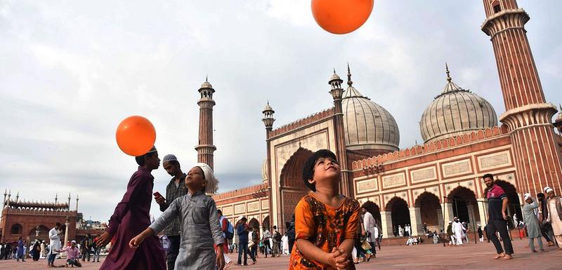 Mali Indijci se igraju nakon molitve ispred džamije Jama Masjid u Nju Delhiju