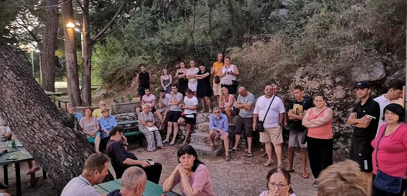 Sa zbora mještana u Perastu