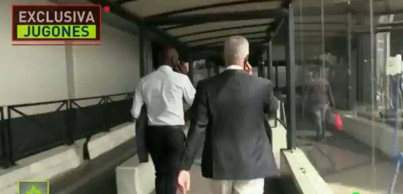 Erik Abidal i Havijer Bordas na aerodromu „Šarl de Gol”
