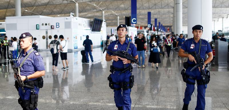Policija na aerodomu u Hongkongu