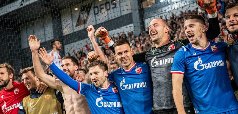 Heroj Milan Borjan slavi sa saigračima iz Crvene zvezde