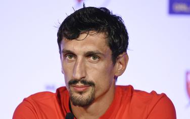 Po spornom ugovoru “Fab lajv” ga pomagao od 2008. do prelaska u Partizan 2010: Savić
