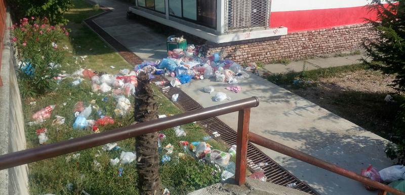 Razbacana gomila smeća kod barske OŠ