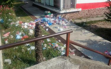 Razbacana gomila smeća kod barske OŠ