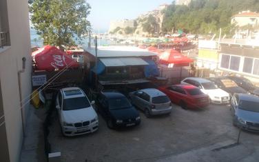 Sporni plac na Pristanu sa okačenom tablom da je dio “privatni posjed”