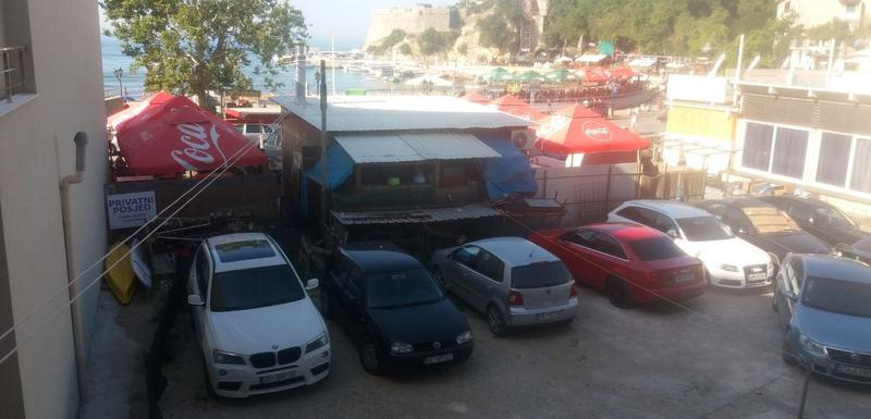 Sporni plac na Pristanu sa okačenom tablom da je dio “privatni posjed”