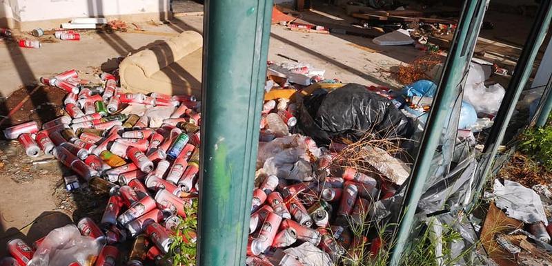 Gomile smeća, polomljen inventar, neprijatan miris