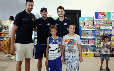 Zoran Nikolić, Skot Vud i Fedor Žugić sa mladim navijačima
