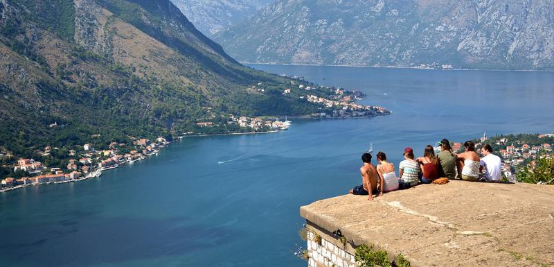 Zakonom nije predviđena kazna za turističke vodiče, a taj problem je posebno izražen u Perastu, Kotoru, Cetinju, Budvi i Baru