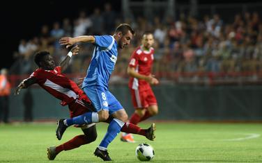 Vezista Sutjeske Branislav Janković u duelu sa Mendijem iz OFK Titograda