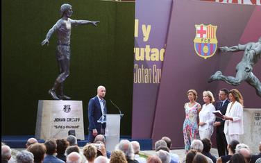 Krojfova statua ispred Nou kampa