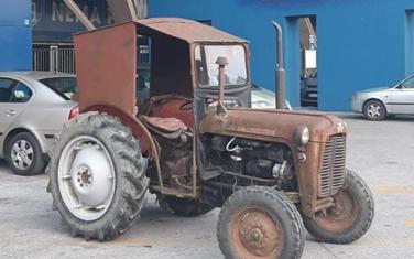 Traktor ispred stadiona Dinama