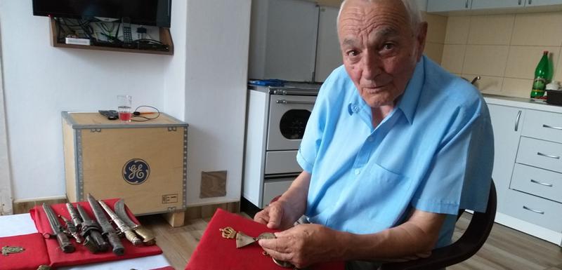 Starina sa dijelom kolekcije