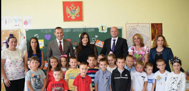 Šćekić sa osnovcima u Područnom odjeljenju OŠ “Vuk Karadžić” u Docu