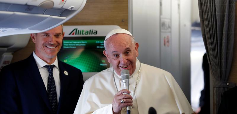 Papa Franjo u avionu za Mozamik