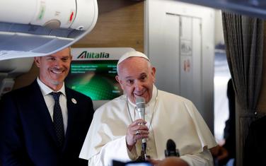 Papa Franjo u avionu za Mozamik