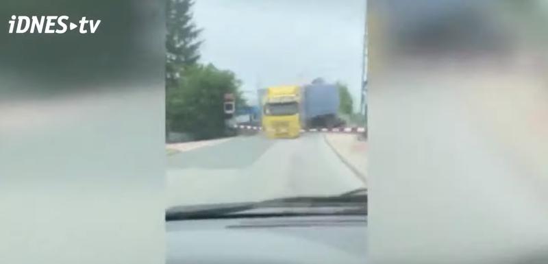 Trenutak kada voz udara u kamion