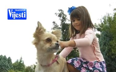 ana uživa u odrastanju sa svojim četvoronožnim prijateljem