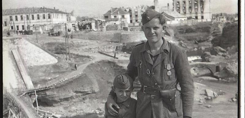 Nad srušenim željeznim mostom u Podgorici, 1946. ili 1947. godine