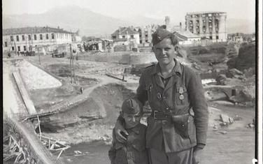 Nad srušenim željeznim mostom u Podgorici, 1946. ili 1947. godine