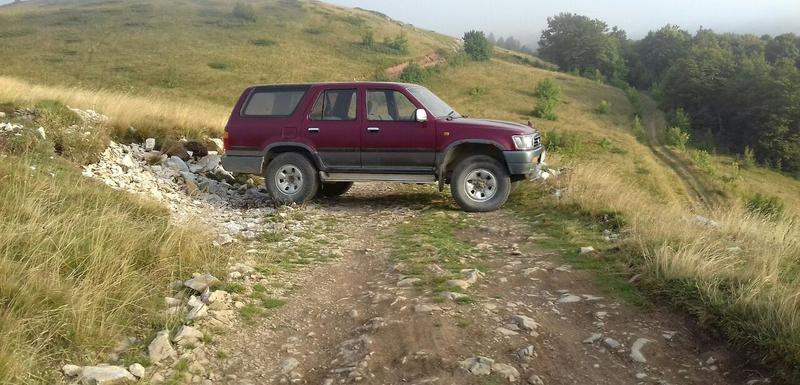 Dukićev džip parkiran na putu