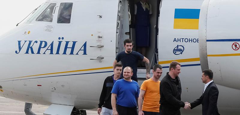 Predsjednik Ukrajine Volodimir Zelenski dočekuje oslobođene ukrajinske zarobljenike
