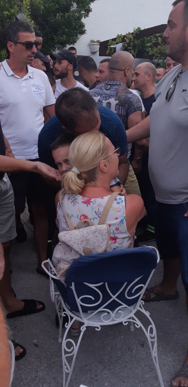 Dječak sa roditeljima