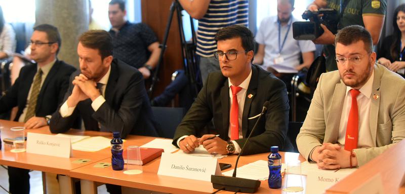 Poslanici opozicije prije nego što su napustili salu