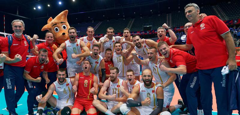 Slavlje odbojkaša nakon pobjede nad Estonijom