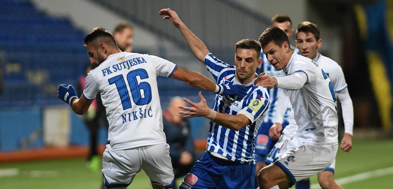 Miloš Mijić (Budućnost) okružen fudbalerima Sutjeske na prošlogodišnjem meču