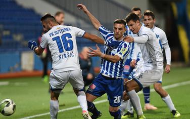 Miloš Mijić (Budućnost) okružen fudbalerima Sutjeske na prošlogodišnjem meču