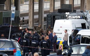 Ukrajinski policajci i pripadnici specijalnih snaga na mjestu događaja