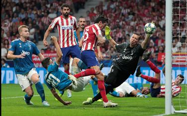 Stefan Savić postiže gol protiv Juventusa