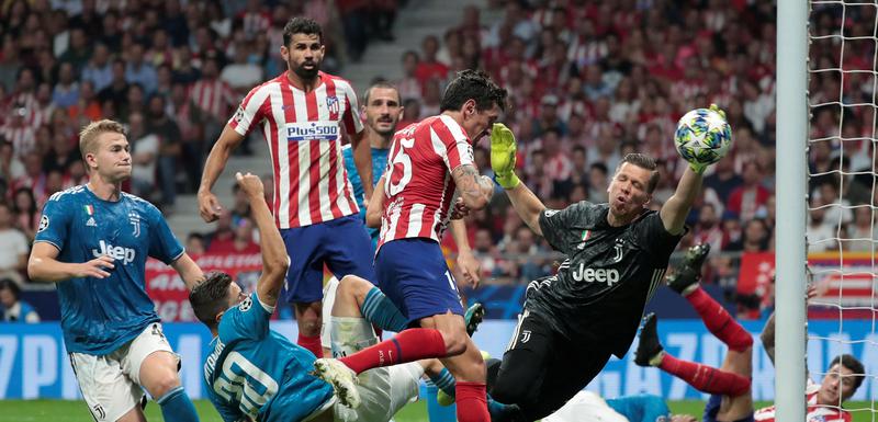 Stefan Savić postiže gol protiv Juventusa