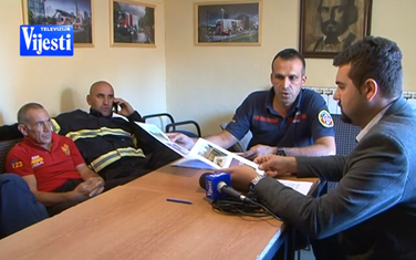 Nikšićki vatrogasci sa novinarom TV Vijesti