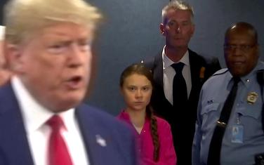 Greta Tunberg gleda Donalda Trampa dok dolazi na samit o klimi