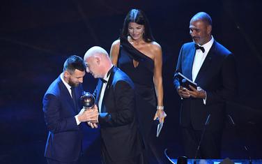 Đani Infantino predaje trofej Leu Mesiju