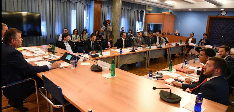 Međunarodna zajednica upozorava, Odbor se i dalje bavi procedurom