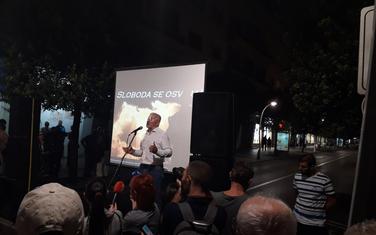 Perović govori na protestu