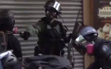 Trenutak kada policajac puca na demonstranta