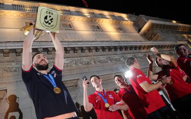 Nemanja Petrić sa peharom na balkonu Skupštine Beograda