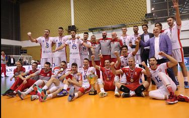Odbojkaši Vojvodine proslavljaju trofej