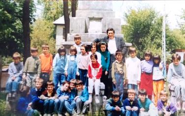 Generacija koja je 1983. počela školovanje i učitelj Jovanović