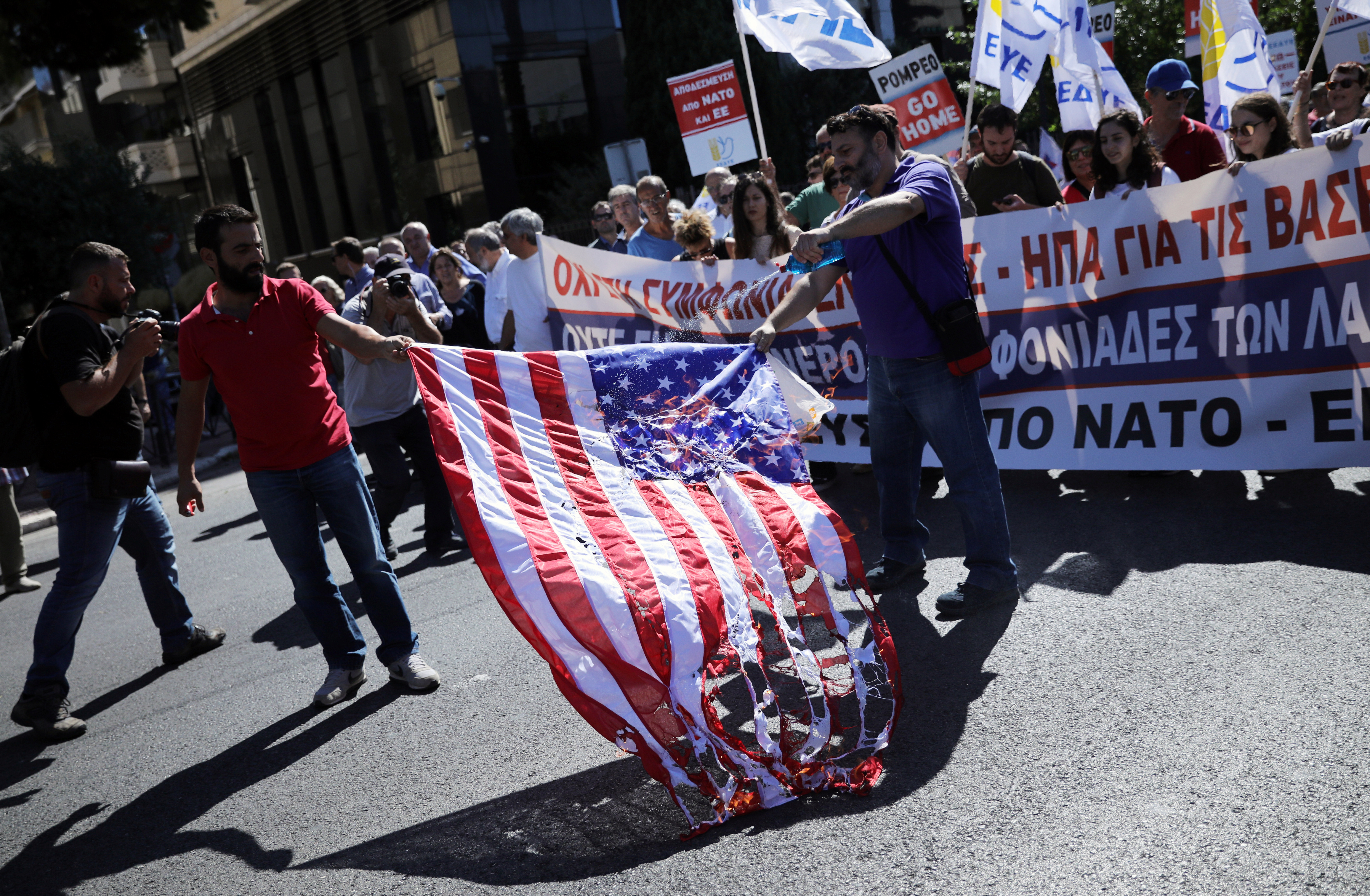 Zapaljena američka zastava: Atina danas