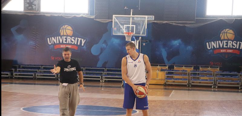 Luka Božić na treningu sa pomoćnim trenerom Petrom Mijovićem
