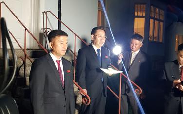 Ispred ambasade Sjeverne Koreje u Stokholmu